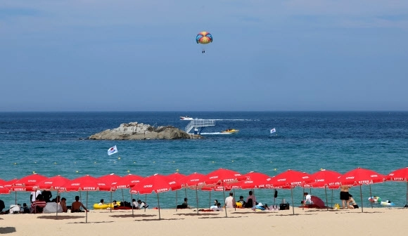 강원 강릉시는 국제관광도시로의 도약을 선언하며 2026~2027년을 강릉 방문의 해로 지정했다. 사진은 강릉의 대표 관광지 중 하나인 경포해변. 연합뉴스