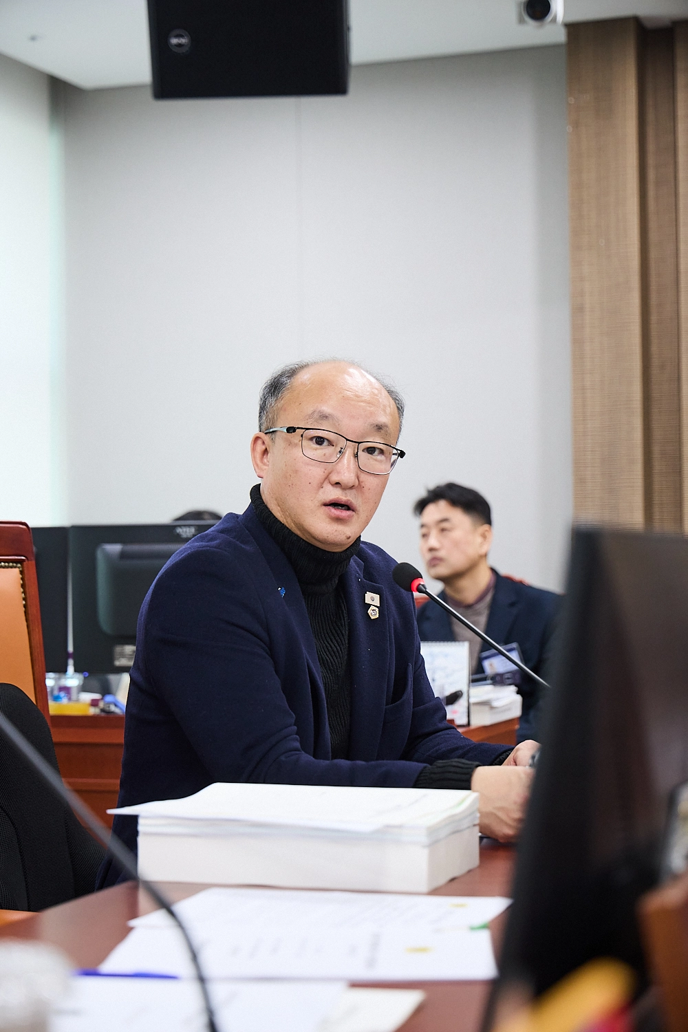 김동영 의원이 9일 2026년 철도항만물류국 업무보고에서 ‘가짜 촬영소(편법 물류창고)’ 문제에 대해 경기도의 강력한 대응을 촉구하고 있다.(사진=경기도의회)