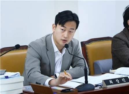 최상진 송파구의원이 지난해 12월 제327회 예산결산특별위원회에서 예술인 ‘페이백’ 사건을 질의하고 있다. 사진: 최상진 의원 제공.