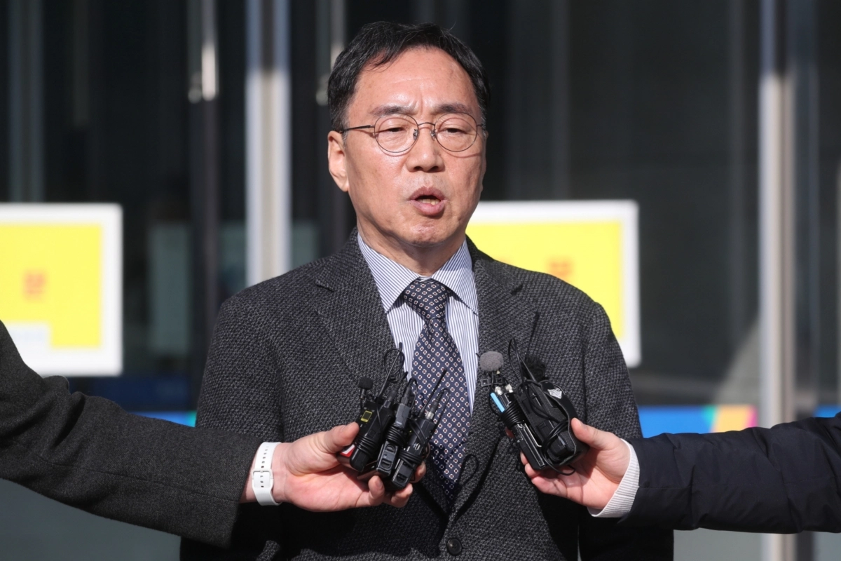 12일 강원 춘천지법 속초지원 앞에서 김철수 전 속초시장이 인터뷰하고 있다. 춘천지법 속초지원 형사부는 이날 김철수 전 속초시장의 직권남용권리행사방해 혐의 사건 선고 공판을 열고 무죄를 선고했다. 2026.2.12 연합뉴스