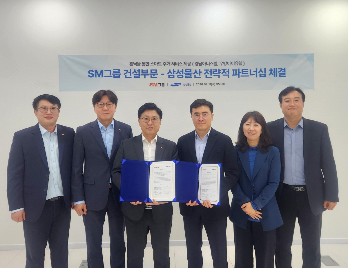 SM그룹 임동복 건설부문장(사장, 왼쪽 세 번째)과 삼성물산 건설부문 이주용 DxP사업부장(부사장, 오른쪽 세 번째)이 지난 11일 서울 서대문구 SM그룹 신촌사옥에서 홈플랫폼 ‘홈닉(Homeniq)’을 통한 스마트 주거 서비스 기술교류 협력을 위한 양해각서를 체결한 뒤 양 사 주요 참석자들과 기념촬영을 하고 있다. SM그룹 제공