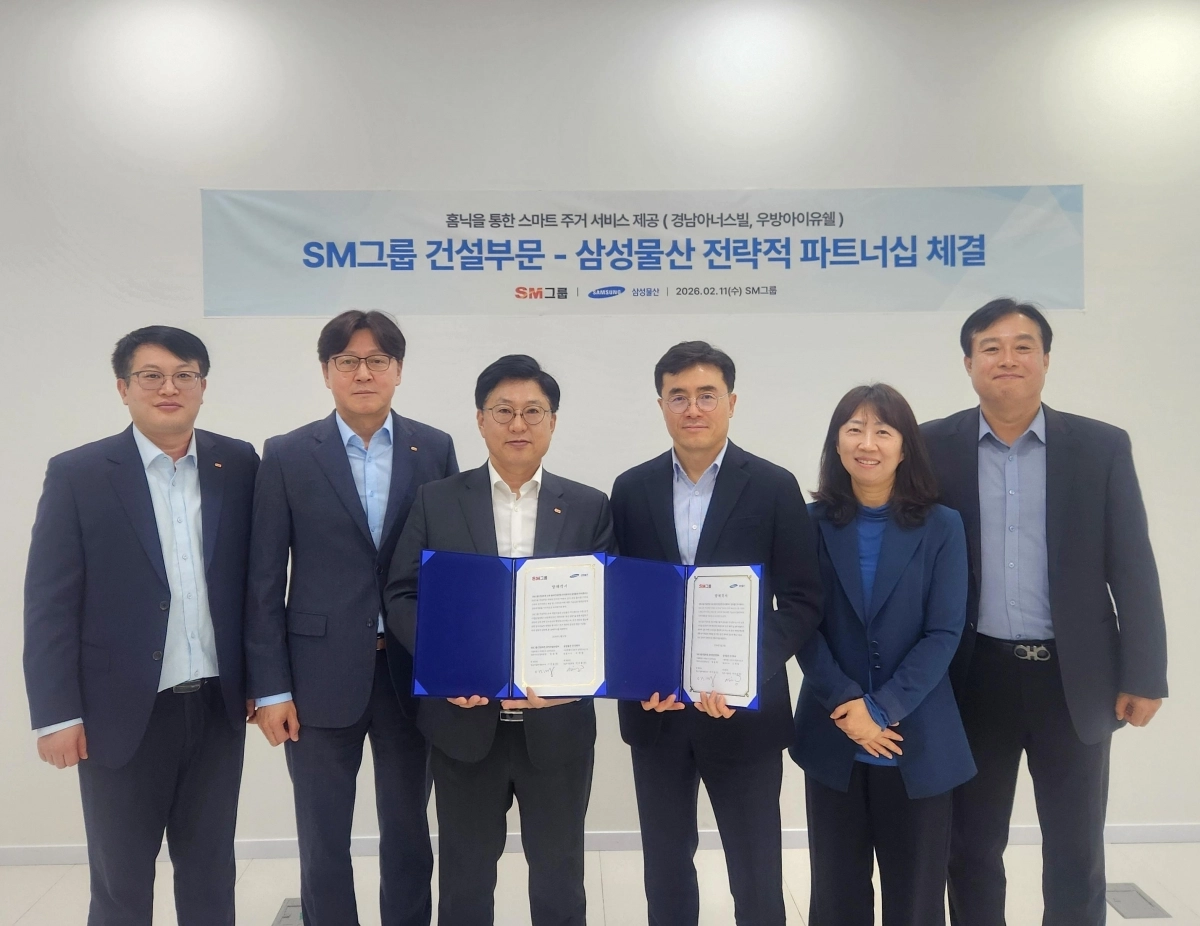 SM그룹 임동복 건설부문장(사장, 왼쪽 세 번째)과 삼성물산 건설부문 이주용 DxP사업부장(부사장, 오른쪽 세 번째)이 지난 11일 서울 서대문구 SM그룹 신촌사옥에서 홈플랫폼 ‘홈닉(Homeniq)’을 통한 스마트 주거 서비스 기술교류 협력을 위한 양해각서를 체결한 뒤 양 사 주요 참석자들과 기념촬영을 하고 있다. SM그룹 제공