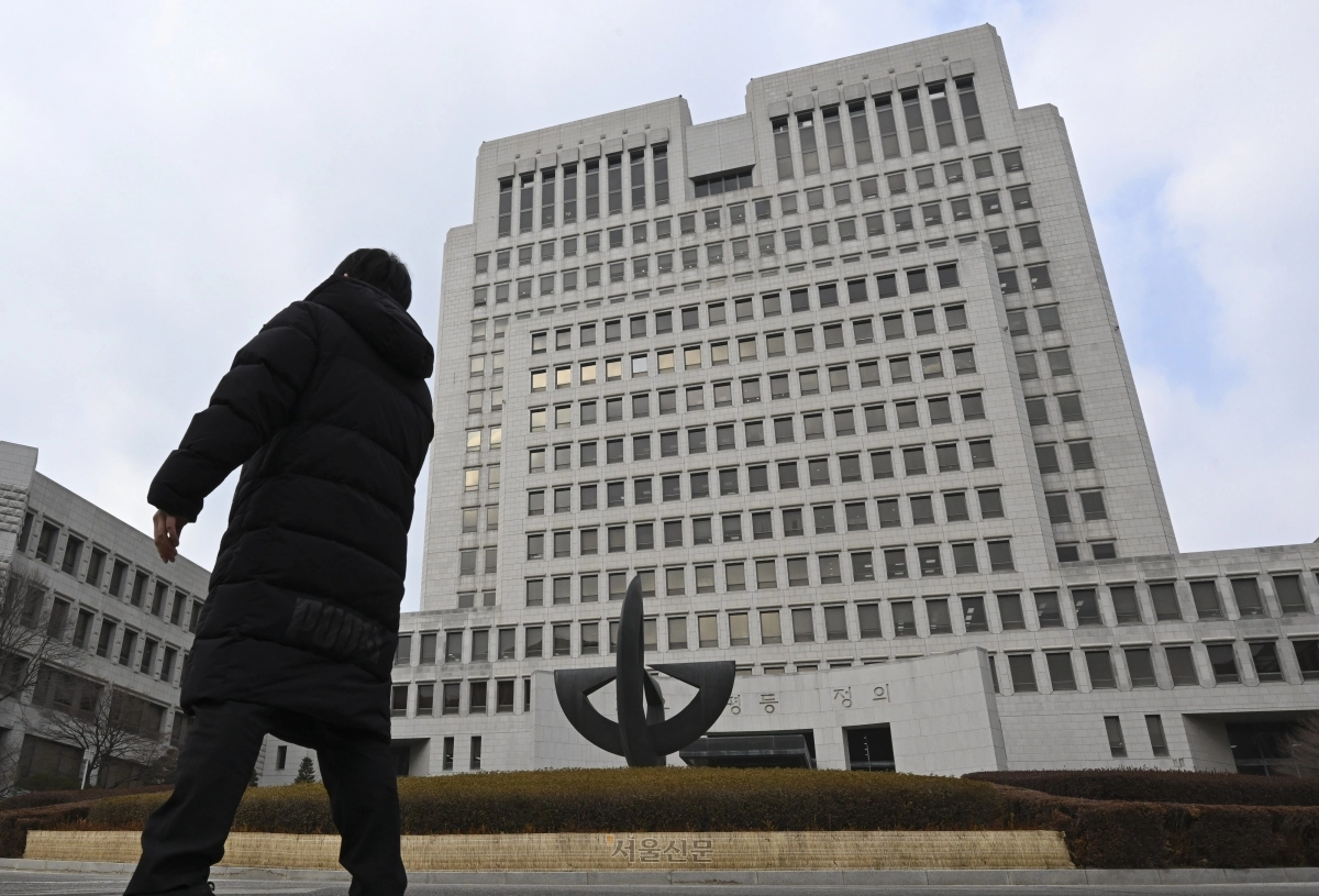 국회 법제사법위원회가 11일 전체회의를 열고 헌법재판소법 개정안과 법원조직법 개정안을 민주당 주도로 의결했다. 사진은 법원 관계자가 12일 서울 서초구 대법원 경내에서 이동하는 모습. 2026.2.12 이지훈 기자