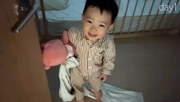 태하가 아침에 기상해 혼자 방을 나서고 있다. 유튜브 채널 ‘태요미네’ 캡처