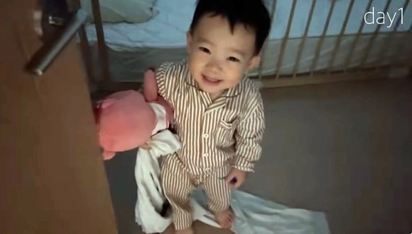 태하가 아침에 기상해 혼자 방을 나서고 있다. 유튜브 채널 ‘태요미네’ 캡처