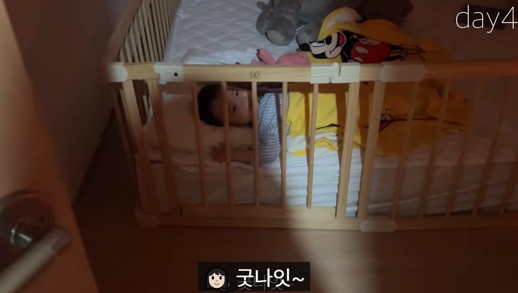 태하가 혼자 침대에 누워 엄마에게 인사를 하고 있다. 유튜브 채널 ‘태요미네’ 캡처