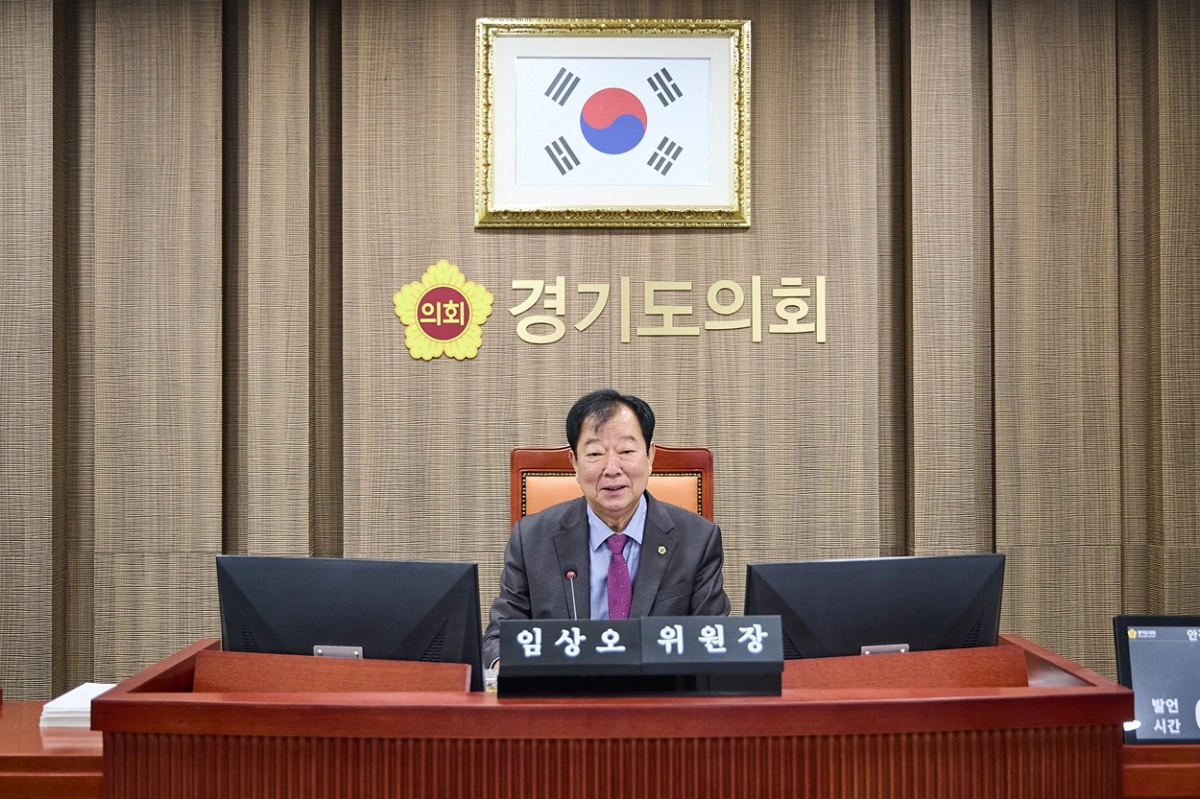 임상오 위원장이 11일 열린 제388회 임시회 소방재난본부 업무보고에서 119청소년단 운영 개편, 소방공무원 조직문화 개선, 소방차 양여사업 확대 방안을 점검하며 안건을 주재하고 있다.(사진=경기도의회)