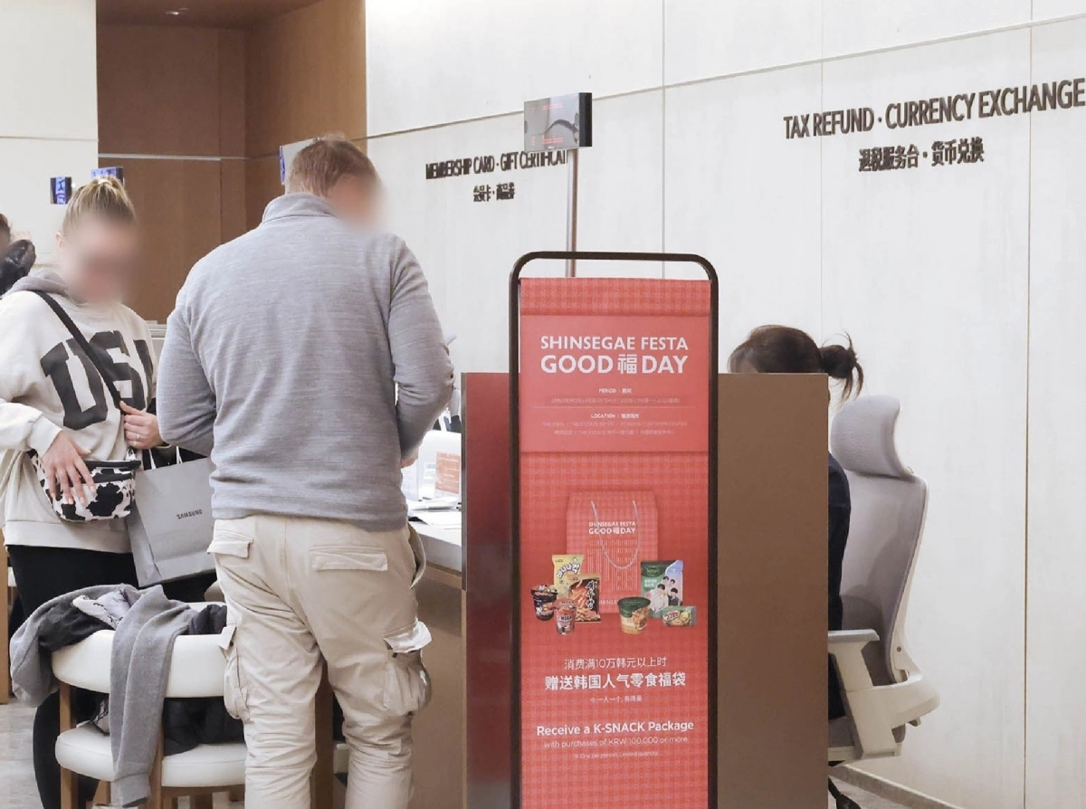 신세계백화점 본점의 고객 데스크에서 외국인 방문객들이 상담하고 있다. 신세계백화점 제공