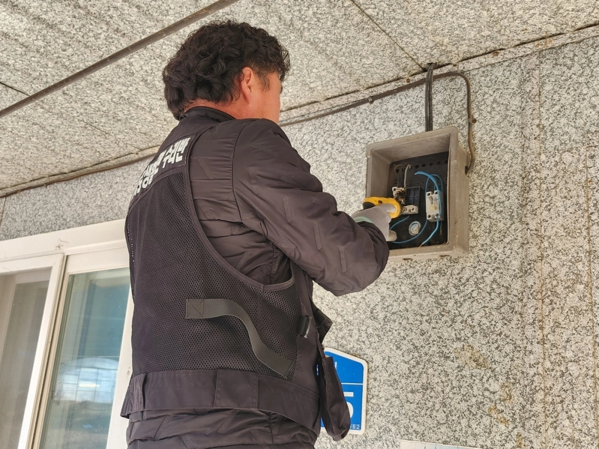 보은군 바로바로생활불편 수리반이 출동해 배전시설을 고치고 있다. 보은군 제공.