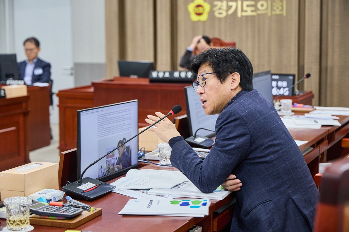 국중범 의원이 11일 열린 제388회 임시회 안전행정위원회 회의에서 지휘역량센터 장비 현대화 및 실감형 VR화재대응훈련 도입을 촉구하며 질의하고 있다.(사진=경기도의회)