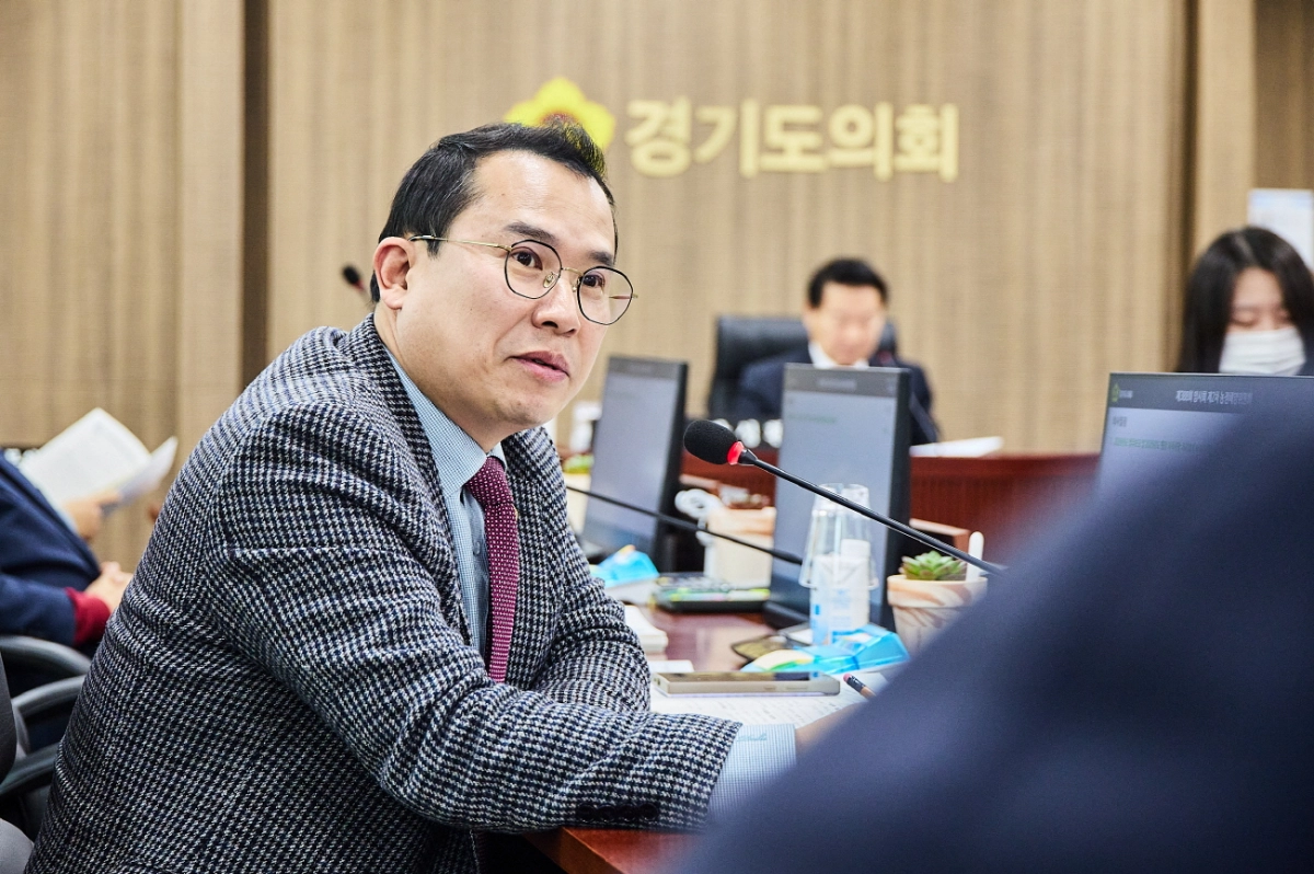 이오수 의원이 11일 제388회 임시회 기후환경에너지국·농업기술원 2026년도 업무보고에서 산림환경 개선과 피트모스 기반 경축순환농업 연구의 지속 추진을 주문하고 있다.(사진=경기도의회)