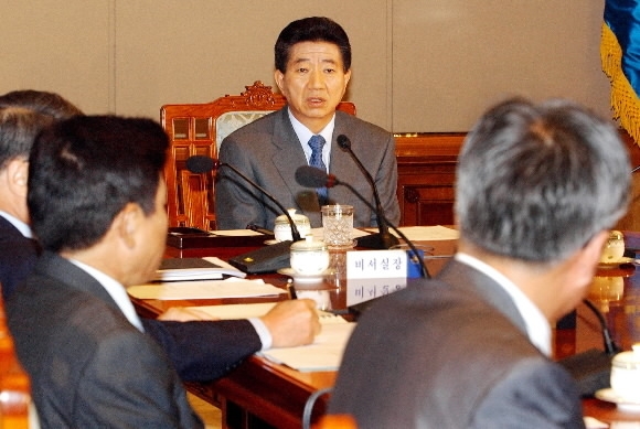 노무현 대통령이 2003년 8월 청와대에서 열린 수석.보좌관회의에서 일부 보수단체의 북한 인공기를 불태우는 등의 사건에 대해 유감을 표하고 대회의 차질없는 진행을 당부하고 있다. 서울신문DB