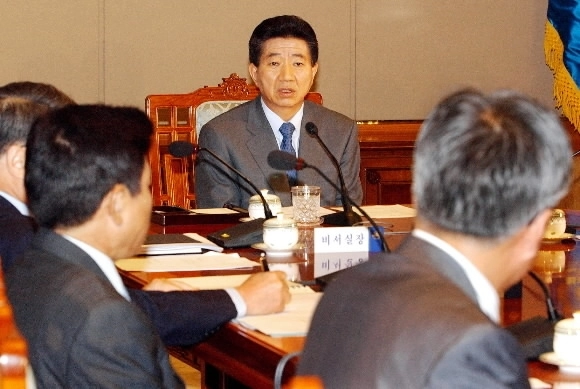 노무현 대통령이 2003년 8월 청와대에서 열린 수석.보좌관회의에서 일부 보수단체의 북한 인공기를 불태우는 등의 사건에 대해 유감을 표하고 대회의 차질없는 진행을 당부하고 있다. 서울신문DB