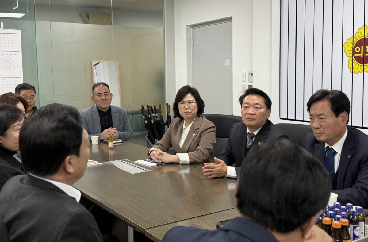 이애형 의원이 11일 경기도의회 농정해양위원회 회의실에서 정담회를 열고 방성환 농정해양위원장, 수원농업협동조합 염규종 조합장 및 관계자들과 학교급식용 쌀 단가 현실화 방안을 논의하고 있다.(사진=경기도의회)