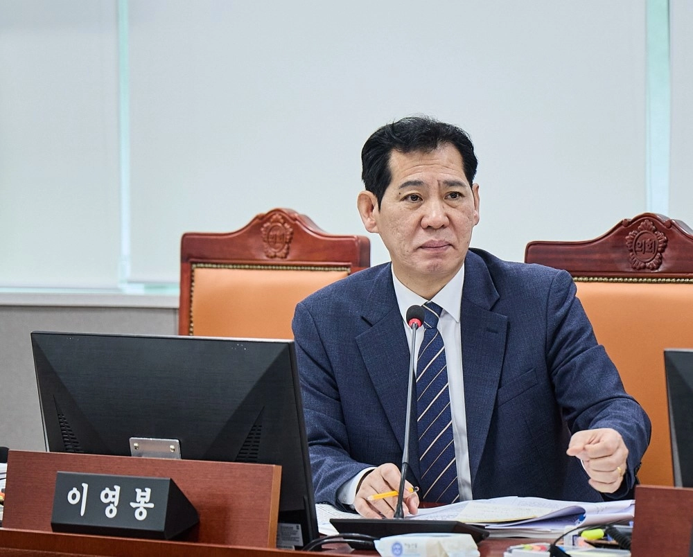 이영봉 의원이 11일 제388회 경기도의회 임시회 안전행정위원회에서 열린 경기도 소방재난본부 업무보고에서 재난 대응체계 전반에 대한 종합 점검을 주문하고 있다.(사진=경기도의회)