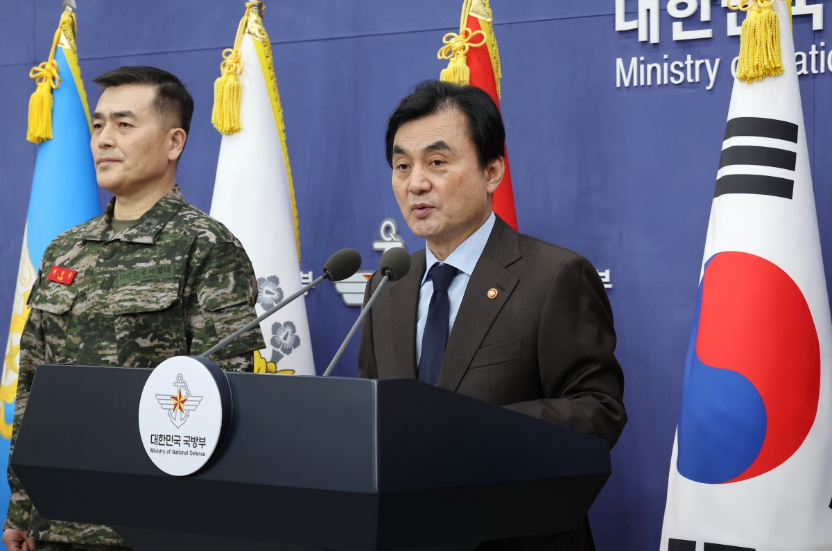 안규백 국방부 장관이 12일 서울 용산구 국방부 브리핑룸에서 12·3 불법 비상계엄 사건의 전개와 관련한 국방부 헌법존중 정부혁신 TF 활동결과를 발표하고 있다. 2026.2.12. 연합뉴스