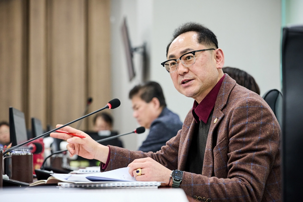 김완규 의원이 11일 경기도의료원 주요업무보고에서  운영 정상화 방안과 노사정 TF 추진 방향, 이천병원 소아재활센터 사업의 실효성 확보 방안 등에 대해 집중 질의하고 있다.(사진=경기도의회)
