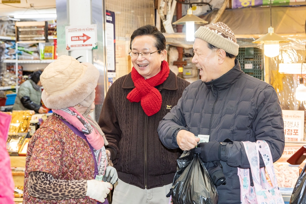 최호권(가운데) 영등포구청장이 지난 9일 영등포전통시장을 찾아 연 ‘영등포전통시장 가는 날’ 행사에서 상인들과 대화하고 있다. 영등포구 제공