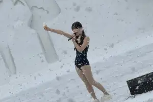 “학대 아니냐” 폭설인데 ‘수영복’ 입은 女아이돌…눈축제 의상 논란