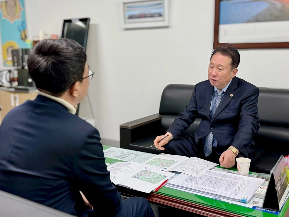 안계일 의원이 12일 추대운 경기도 철도항만물류국장과 정담회를 갖고, 성남 분당 지역을 포함한 주요 철도 현안과 추진 상황에 대해 의견을 나누고 있다.(사진=경기도의회)