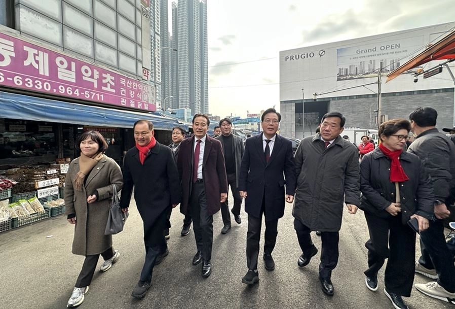 송언석 국민의힘 원내대표, 이병윤 시의원, 최영숙 동대문구의회 의원 등이 경동시장을 돌아보고 있다.