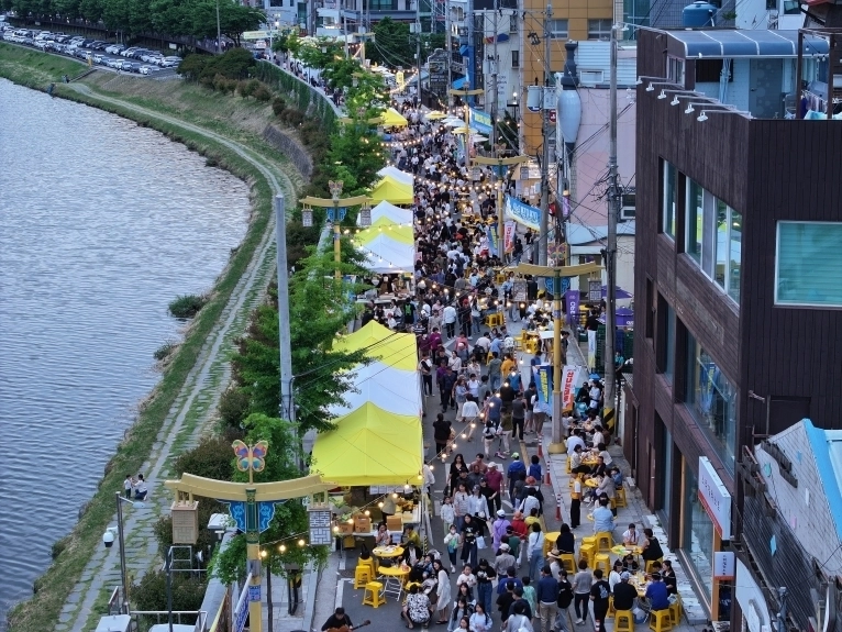 지난해 5월 밀양강 변 일원에서 열린 신나는대로(차 없는 거리) 행사에서 시민과 방문객들이 플리마켓과 먹거리 부스를 즐기고 있다. 2026.2.12. 밀양시 제공