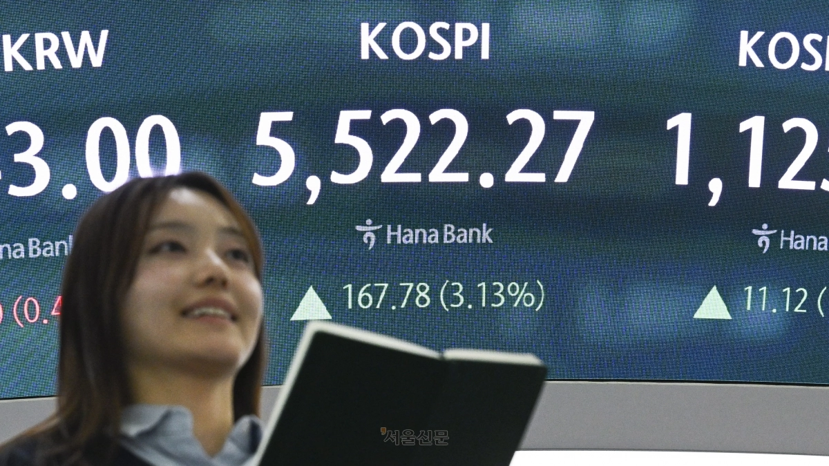 코스피가 사상 처음으로 5500을 돌파 마감했다. 주가 지수가 12일 서울 중구 하나은행 딜링룸 전광판에 표시되고 있다. 이날 코스피는 전 거래일 대비 167.78p(3.13%) 상승한 5522.27에 장을 마쳤다. 2026.2.12 이지훈 기자