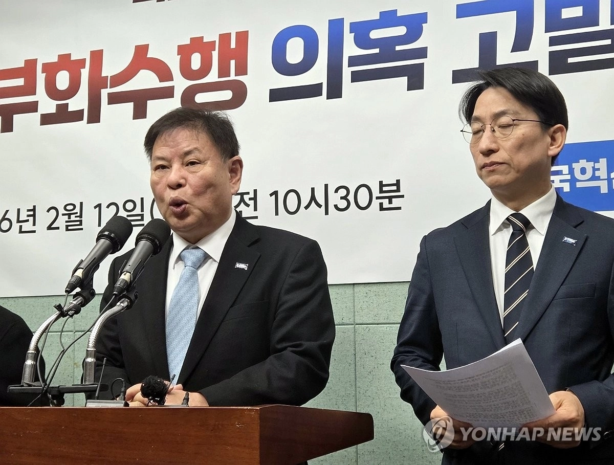 조국혁신당 전북특별자치도당이 12일 전북도의회에서 12·3 내란 당시 청사 출입을 통제하고 폐쇄한 도지사와 지자체장들을 2차 종합특검에 고발한다고 밝혔다. 연합뉴스