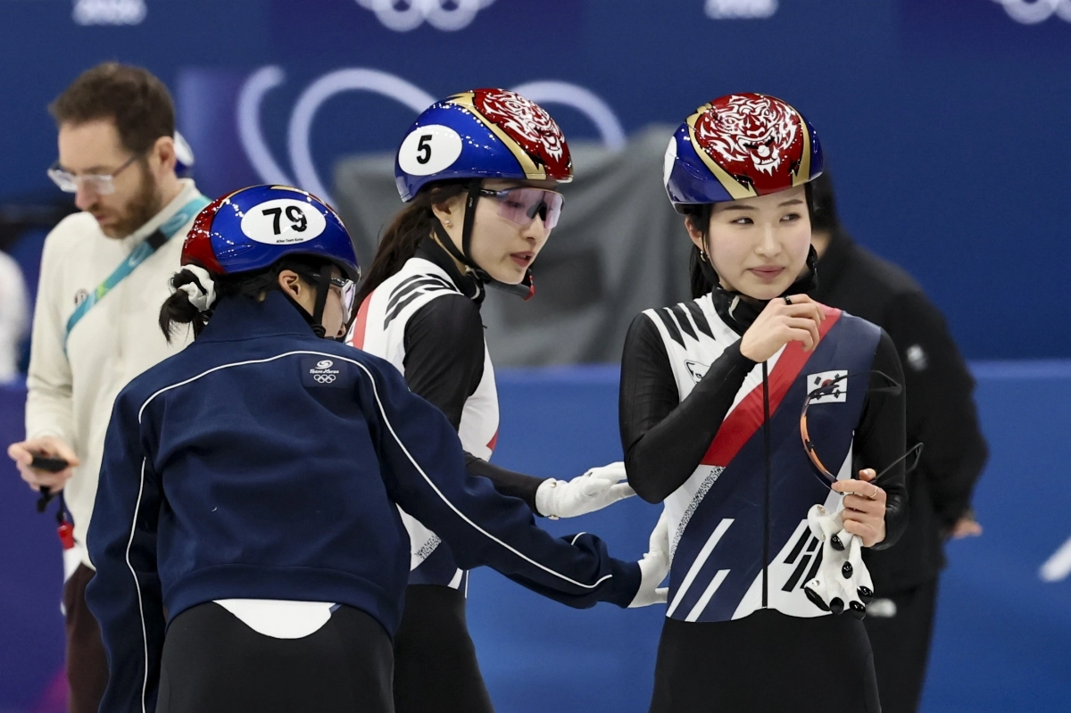 한국 쇼트트랙 국가대표 최민정이 11일(한국시간) 이탈리아 밀라노 아이스스케이팅 아레나에서 훈련하면서 김길리의 몸 상태를 확인하고 있다. 밀라노 뉴시스