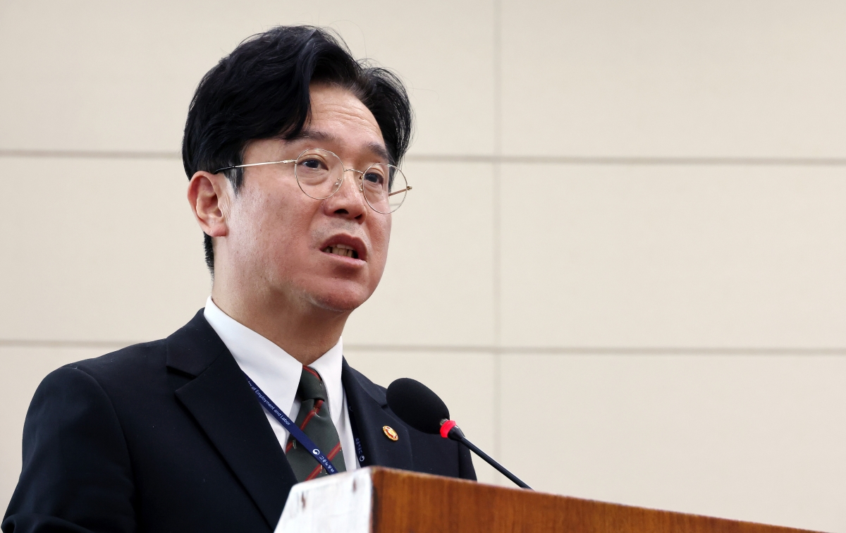 노동조합법 시행령 일부 개정안이 24일 국무회의에서 의결됐다. 사진은 김영훈 고용노동부 장관이 지난 12일 국회에서 열린 기후에너지환경노동위원회 전체회의에서 산업안전보건법 개정안 등 법안 통과 후 발언하는 모습. 연합뉴스