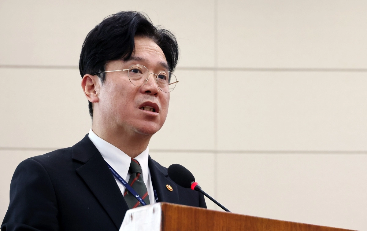 노동조합법 시행령 일부 개정안이 24일 국무회의에서 의결됐다. 사진은 김영훈 고용노동부 장관이 지난 12일 국회에서 열린 기후에너지환경노동위원회 전체회의에서 산업안전보건법 개정안 등 법안 통과 후 발언하는 모습. 연합뉴스