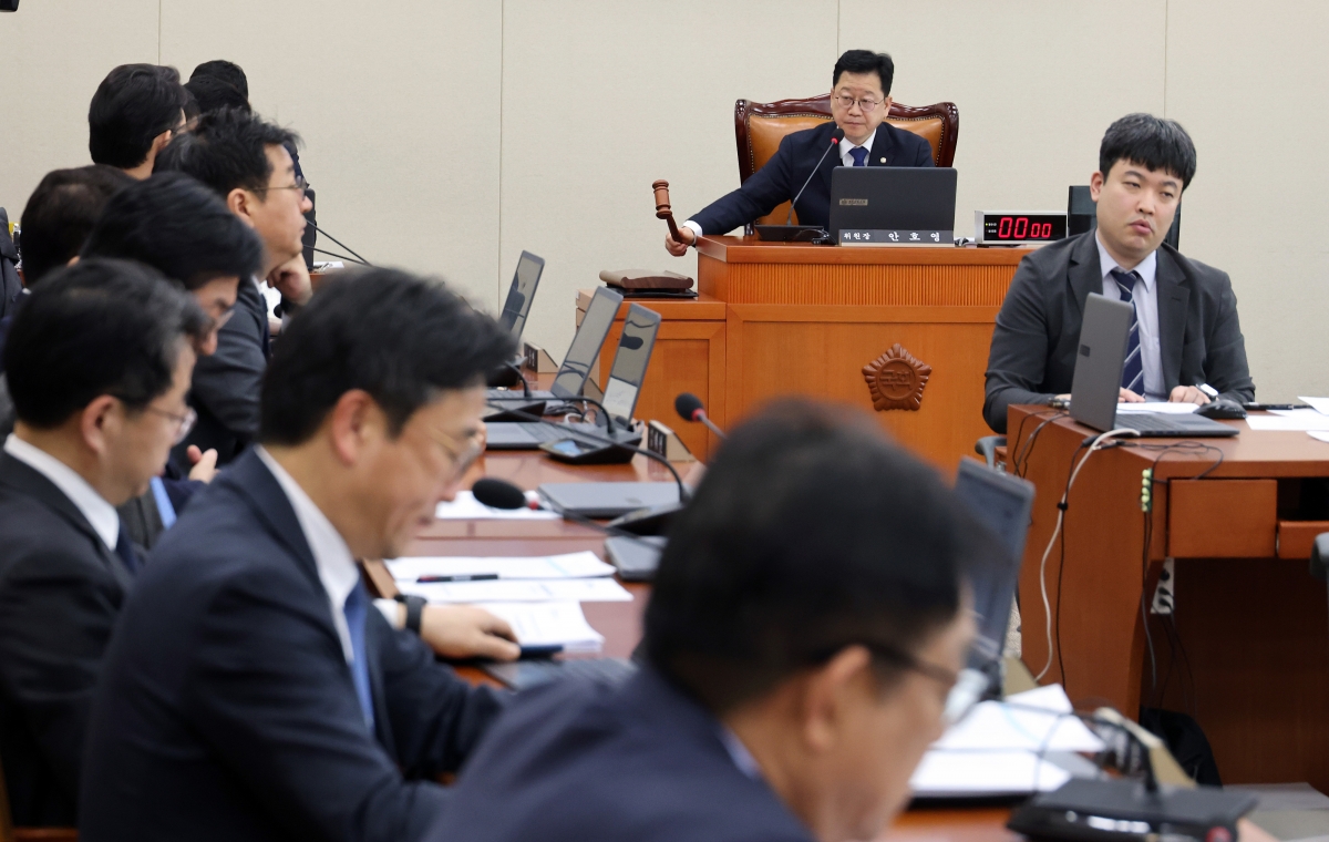 12일 국회에서 열린 기후에너지환경노동위원회 전체회의에서 국민의힘 의원들이 퇴장한 가운데 안호영 위원장을 비롯한 여당 의원들이 산업안전보건법 개정안 등 법안을 처리하고 있다. 연합뉴스