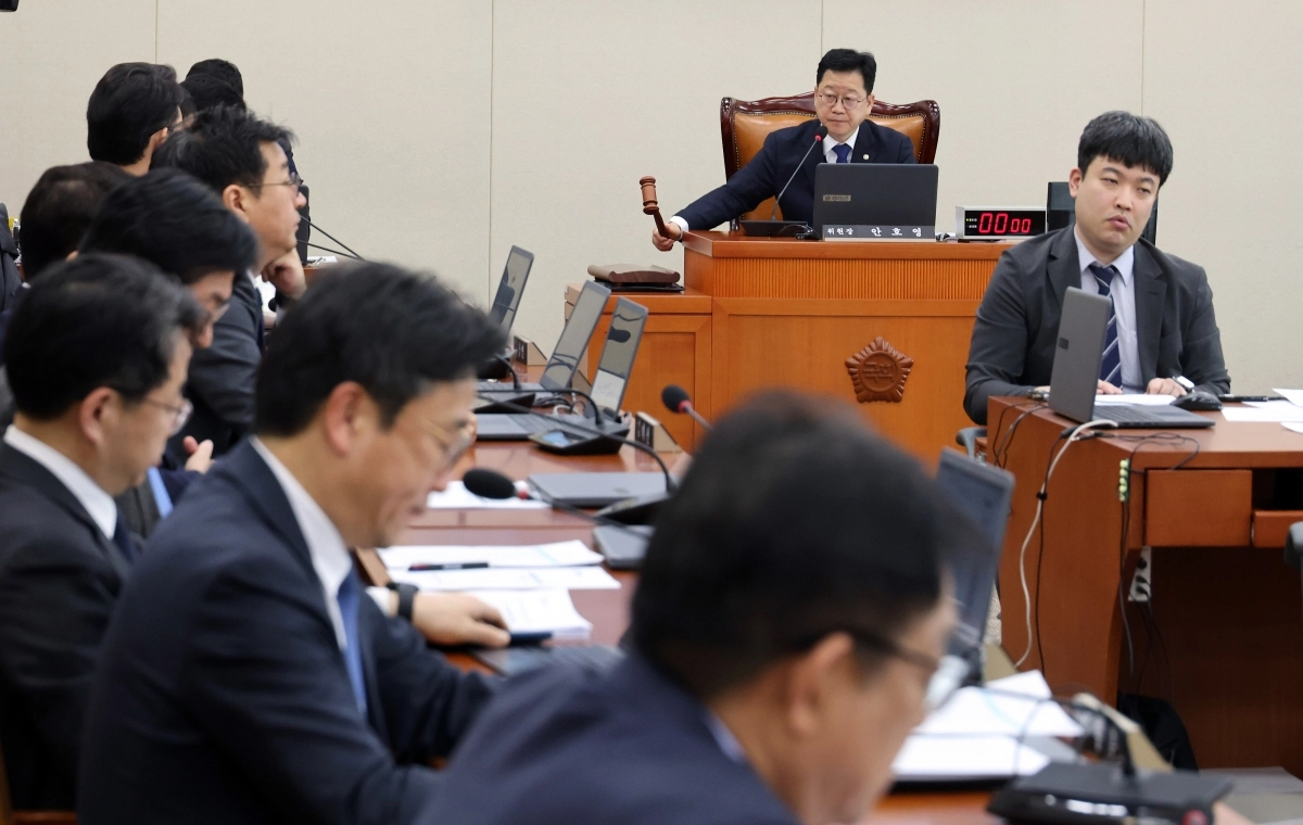 12일 국회에서 열린 기후에너지환경노동위원회 전체회의에서 국민의힘 의원들이 퇴장한 가운데 안호영 위원장을 비롯한 여당 의원들이 산업안전보건법 개정안 등 법안을 처리하고 있다. 연합뉴스