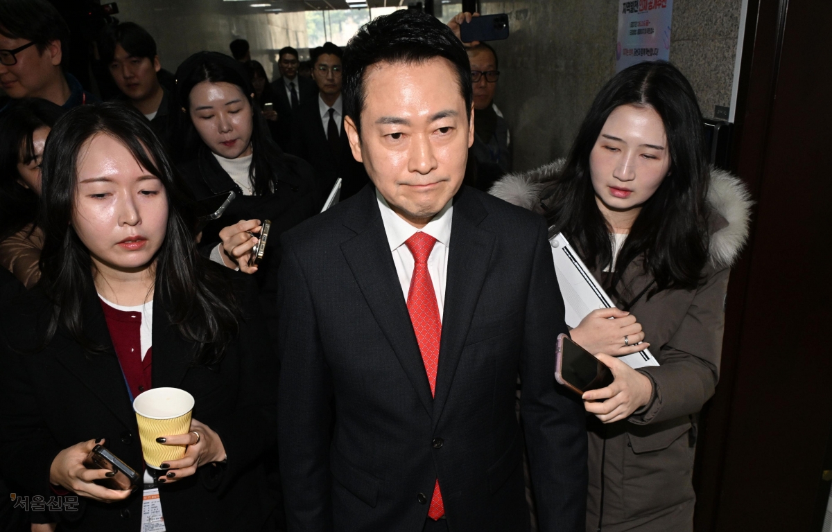 장동혁(가운데) 국민의힘 대표가 12일 국회에서 비공개 최고위원회를 마친 뒤 취재진에 둘러싸여 이동하고 있다. 장 대표는 이날 예정됐던 이재명 대통령 초청 오찬에 불참했다. 안주영 전문기자