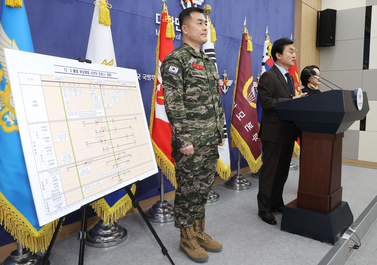 안규백(왼쪽 두 번째) 국방부 장관이 12일 서울 용산구 국방부 브리핑룸에서 ‘헌법존중 정부혁신 태스크포스’(TF)와 ‘국방 특별수사본부’의 활동 결과를 발표하고 있다. 왼쪽은 박정훈 국방부 조사본부장 직무대리. 연합뉴스