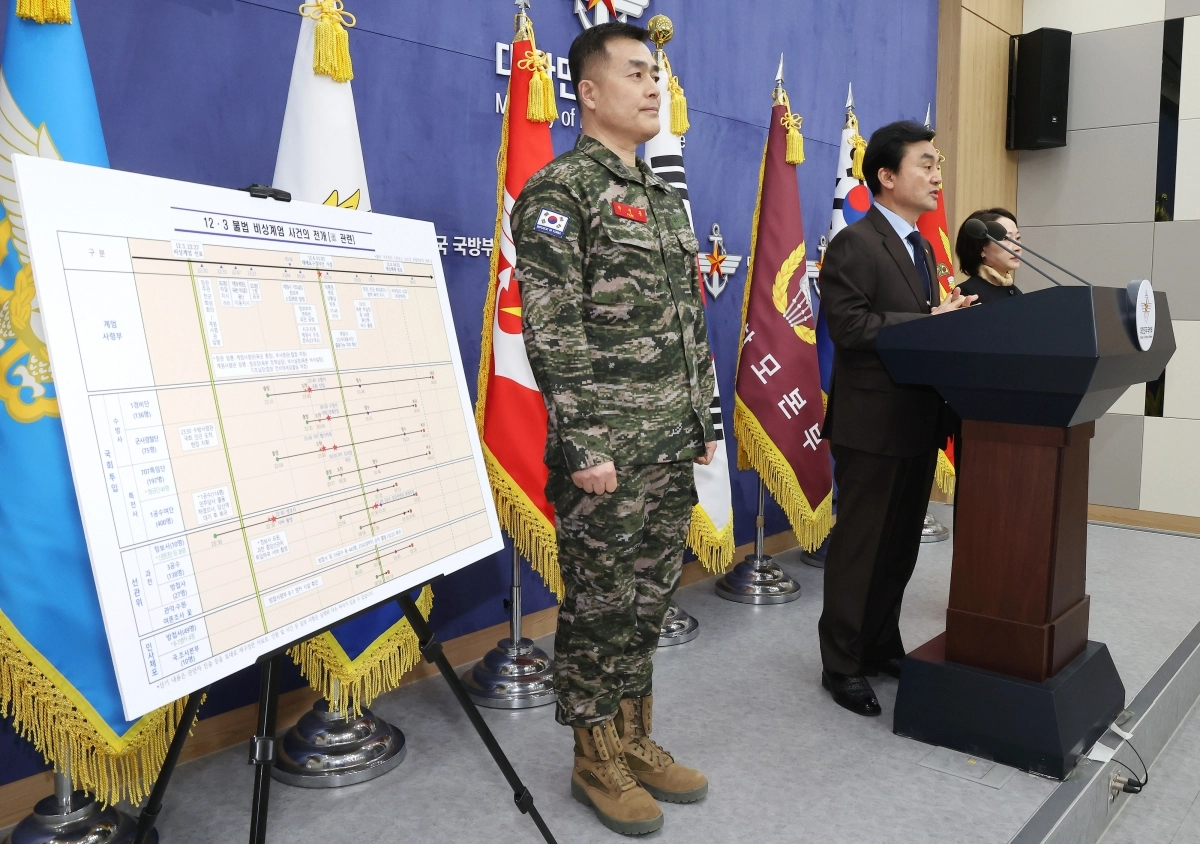 안규백(왼쪽 두 번째) 국방부 장관이 12일 서울 용산구 국방부 브리핑룸에서 ‘헌법존중 정부혁신 태스크포스’(TF)와 ‘국방 특별수사본부’의 활동 결과를 발표하고 있다. 왼쪽은 박정훈 국방부 조사본부장 직무대리. 연합뉴스