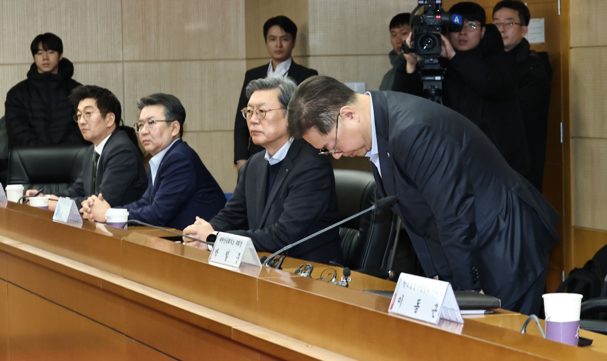 박일준 대한상공회의소 부회장이 9일 서울 종로구 한국무역보험공사에서 열린 경제단체 긴급현안 점검회의에서 ‘한국 고액 자산가 해외 유출’ 관련 보도자료 작성 및 배포에 대한 사과문을 발표한 뒤 고개를 숙이고 있다. 2026.2.9  연합뉴스