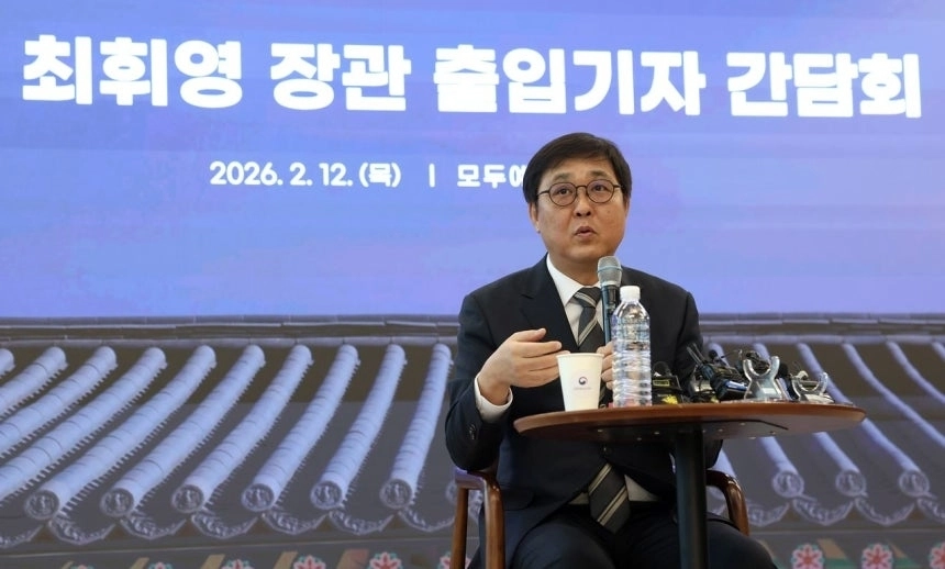 최휘영 문화체육관광부 장관이 12일 서울 서대문구 모두예술극장에서 열린 기자간담회에서 취재진의 질문에 답변하고 있다. 문화체육관광부 제공