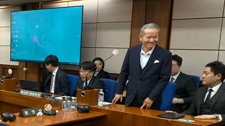 이상민 전 행정안전부 장관이 서울 서초구 서울중앙지방법원에서 열린 내란 중요임무 종사 등 혐의 1심 선고 공판에서 징역 7년을 선고를 받은 후 방청석을 보며 미소 짓고 있다. 서울중앙지법 제공