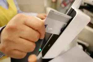 “점심 먹으라” 카드 줬더니…신입 2명이 7만4000원 썼습니다