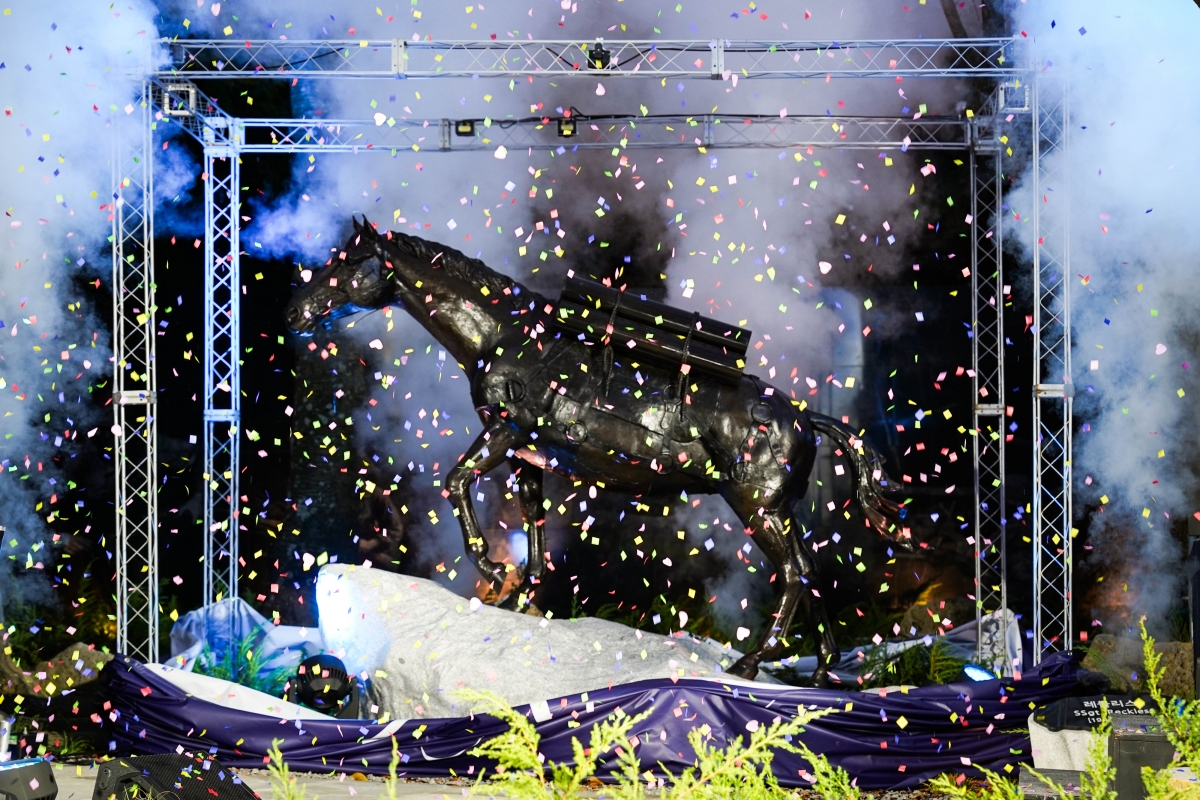 한국마사회 렛츠런파크에 세워진 한국전 영웅 레클레스 동상. 한국마사회 제주본부 제공