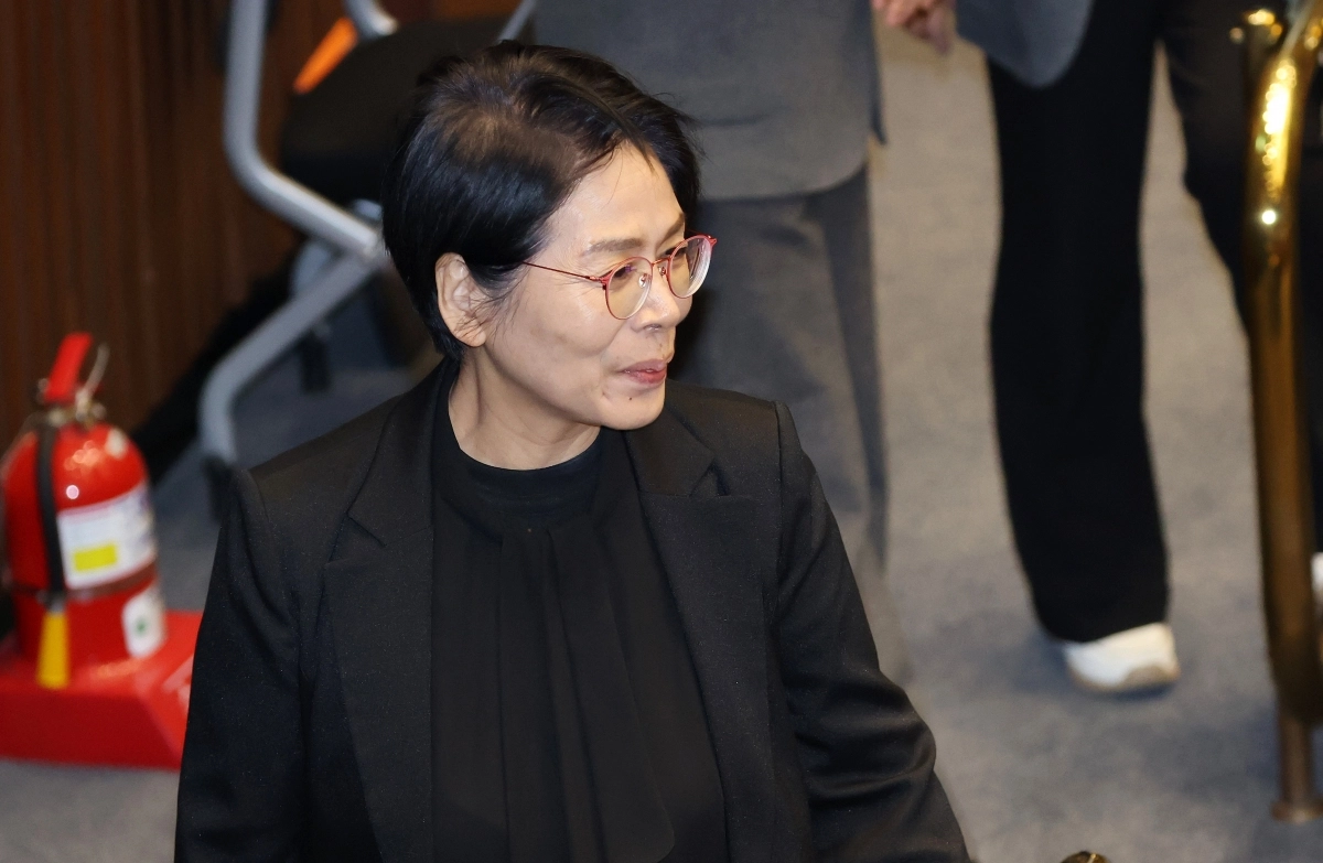 최민희 더불어민주당 의원이 29일 국회에서 열린 본회의에 입장하고 있다. 2026.1.29 연합뉴스