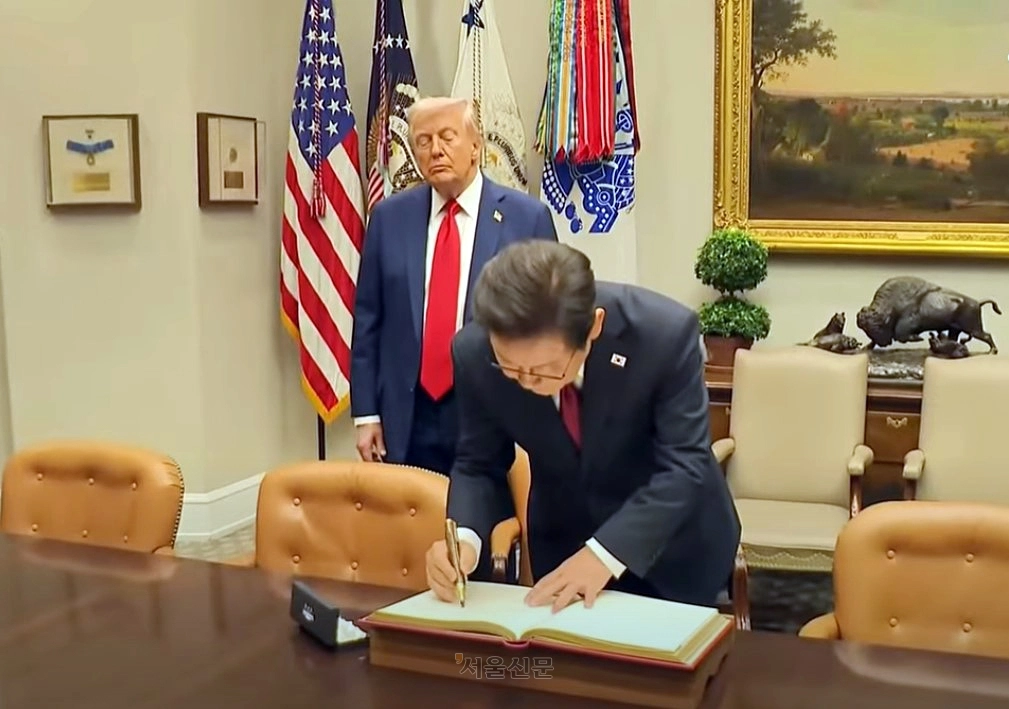 이재명 대통령의 만연필에 관심을 보이는 트럼프 대통령. 연합뉴스TV 유튜브 캡처