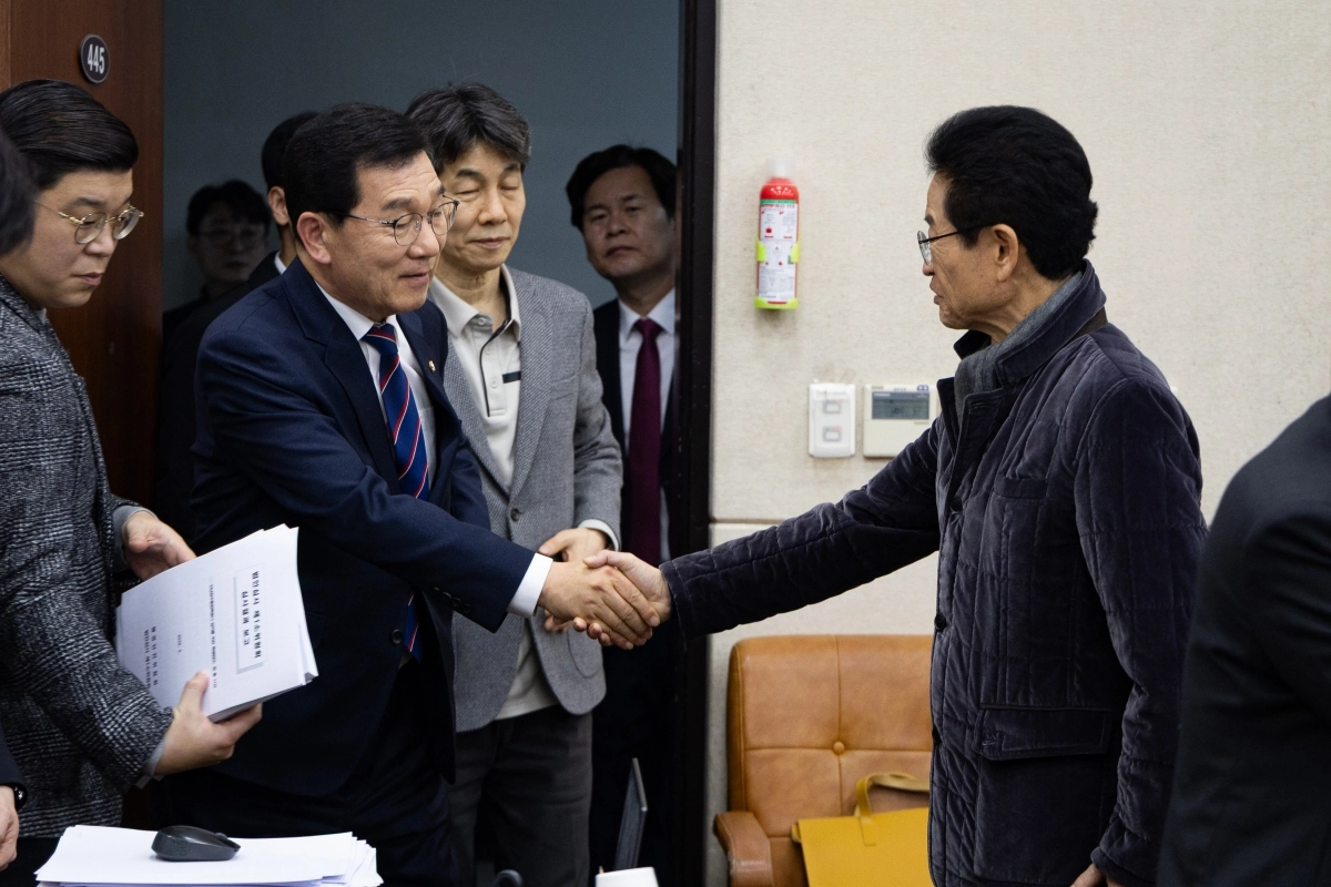 신정훈 행안위원장과 인사하는 이철우 경북지사