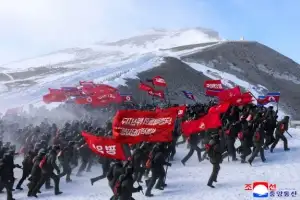 [포토] 북한, 청년학생들 백두산 답사 행군