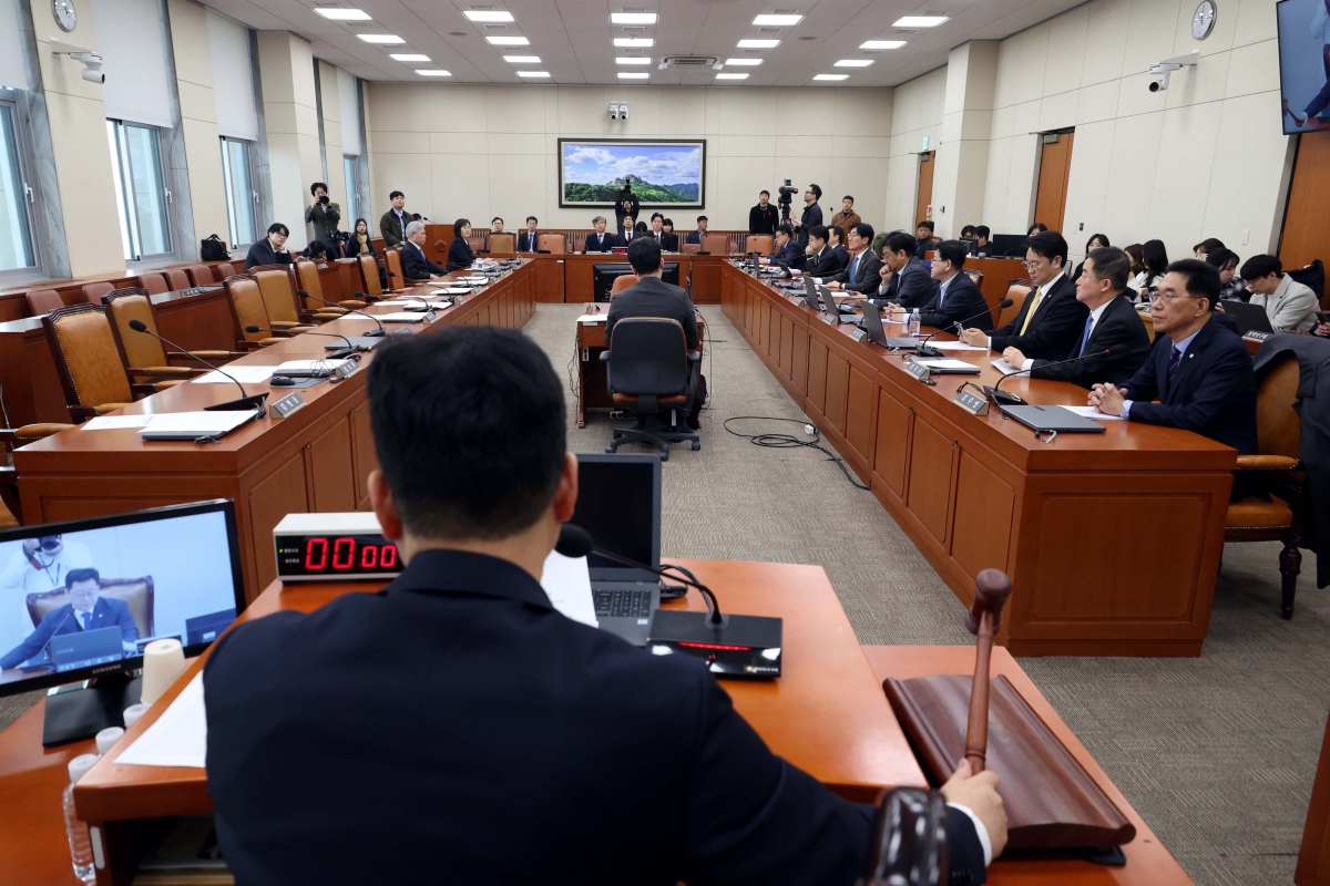 안호영 기후에너지환경노동위 위원장이 12일 오전 서울 여의도 국회에서 열린 기후에너지환경노동위원회 전체회의에서 산업안전보건법안 등 법안을 처리하며 의사봉을 두드리고 있다. 국민의힘 의원들의 빈자리가 눈에 띄고 있다. 2026.02.12.  뉴시스