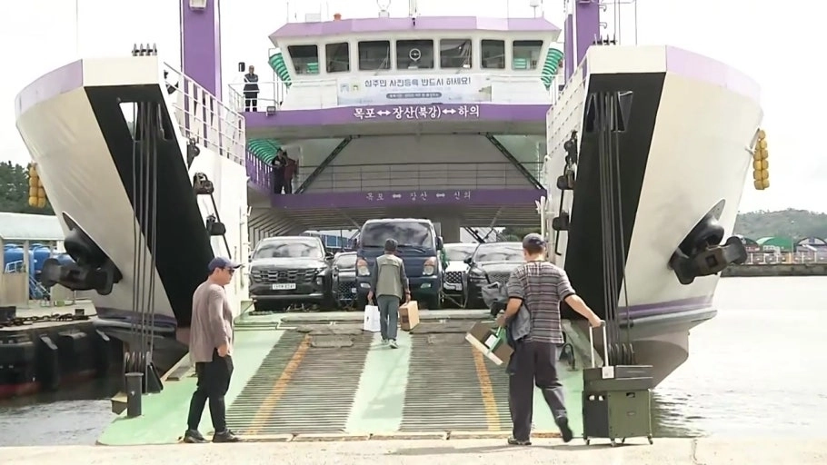 전남 목포~하의도를 오가는 카페리 선박이 지난해 추석 연휴에 섬 귀성객들을 태우고 있다. 목포해양수산청 제공