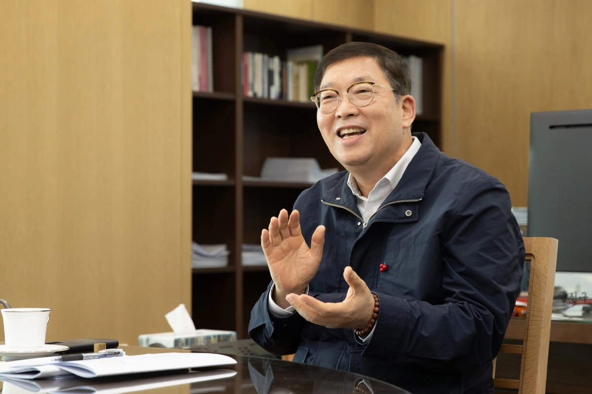 김경호 서울 광진구청장은 12일 구청 집무실에서 진행한 서울신문 신년 인터뷰에서 “동네를 바꾼 생활 체감형 정책들이 쌓여 광진을 재발견하게 하는 선순환 구조가 만들어지고 있다”고 밝혔다. 그는 “주민의 일이 구의 일이다. 올해도 더 많이 가르쳐 달라”며 활짝 웃었다. 광진구 제공