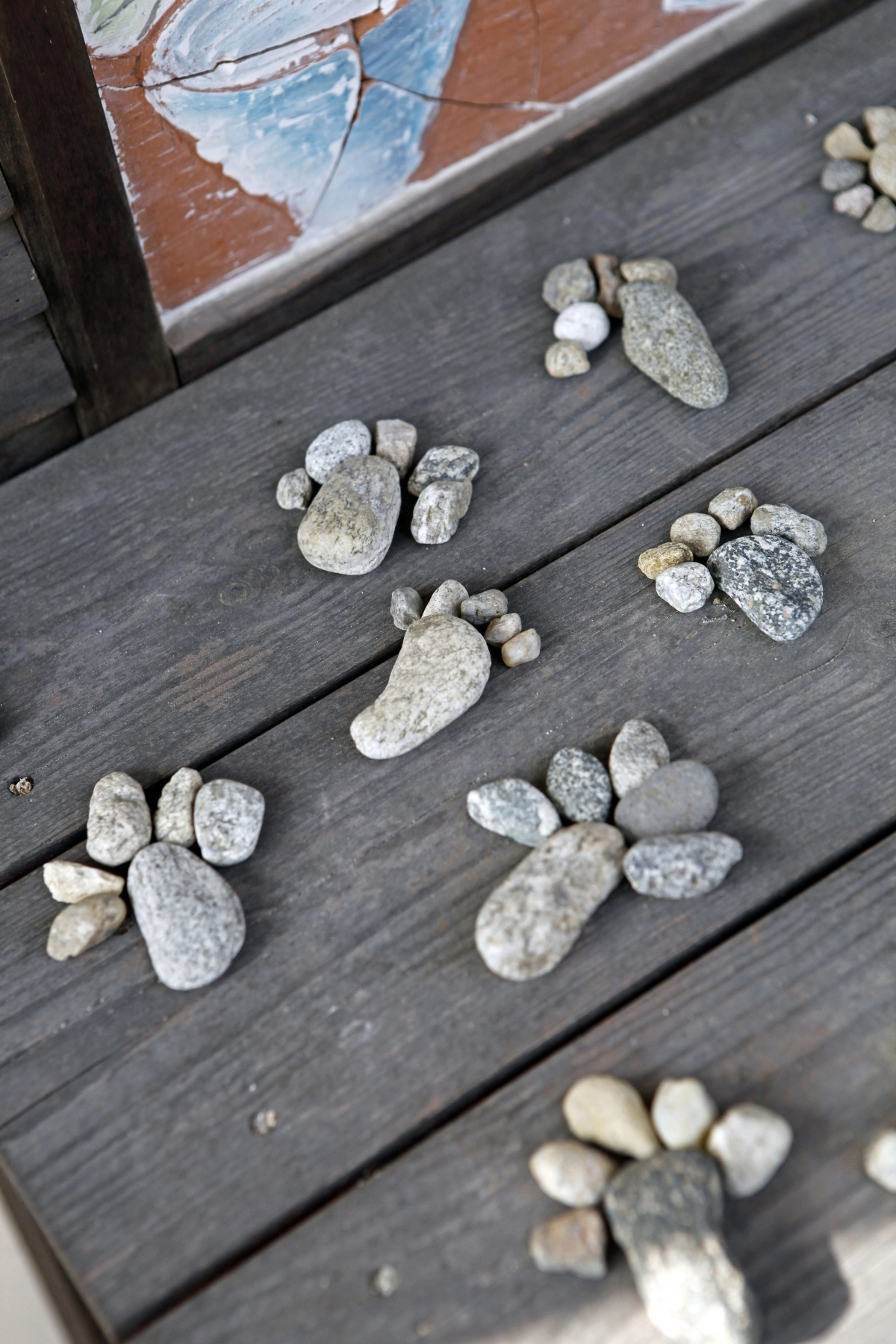 순천전통야생차체험관 한쪽에는 누군가 조약돌로 만든 다채로운 문양들이 또 한번 ‘차의 기분’을 느끼게 한다.