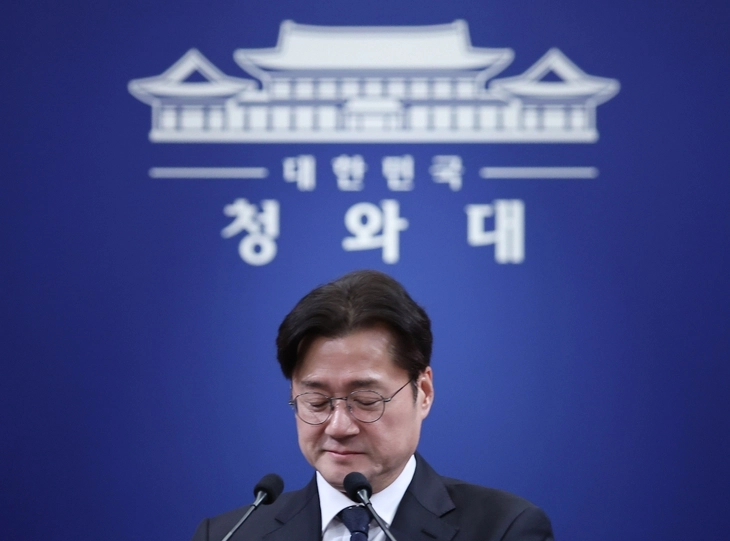 홍익표 정무수석이 12일 이재명 대통령과 더불어민주당 정청래 대표, 국민의힘 장동혁 대표의 오찬이 취소된 이후 브리핑을 하고 있다. 홍 수석은 “국정 현안에 대한 소통과 협치의 취지를 살릴 기회를 놓쳤다는 것에 깊은 아쉬움을 전한다”고 말했다.  연합뉴스